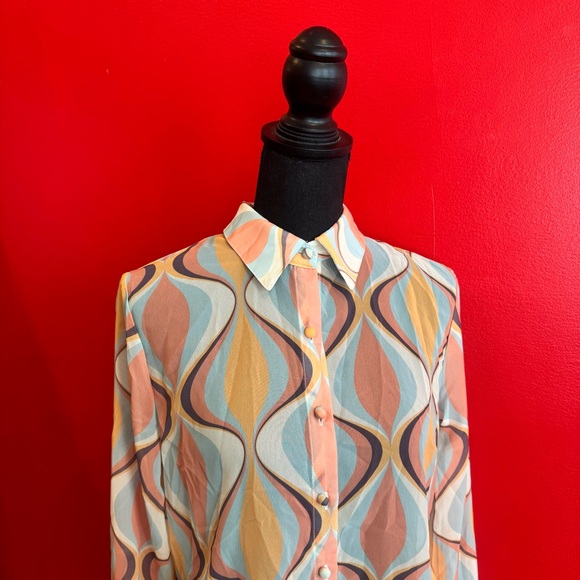 Retro Patterned Button-Up Shirt - Picture 8 of 9